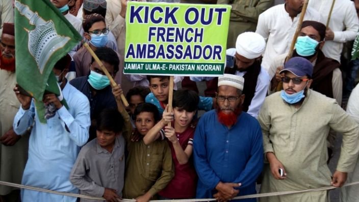 Islamists End Protests after Pakistan Government Agrees To French Boycott