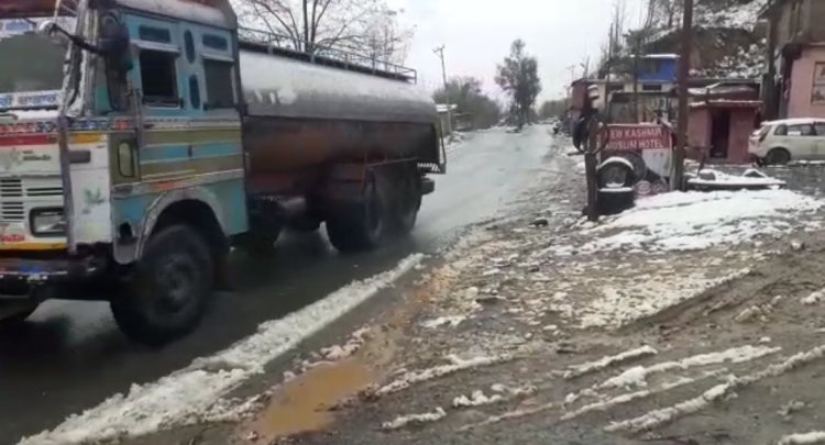 Snow, landslides lead to closure of Jammu-Srinagar national highway