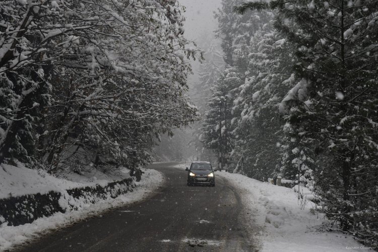 Snowfall, rains in Kashmir valley for second day