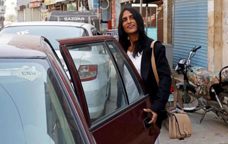 Pakistan’s First Transgender Lawyer Goes from Begging to Fighting in Court