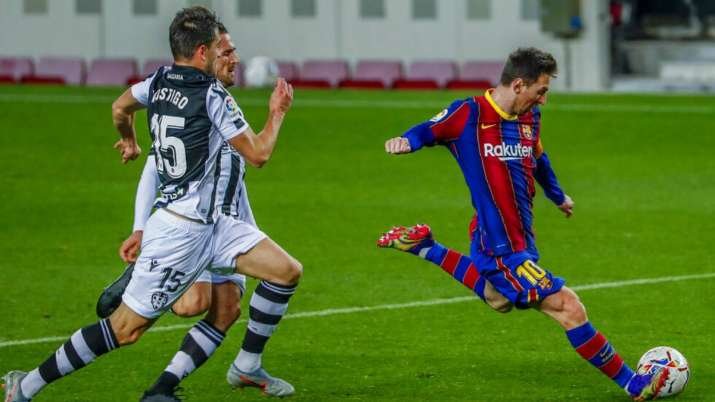 Messi helps Barcelona end losing skid with 1-0 win vs Levante