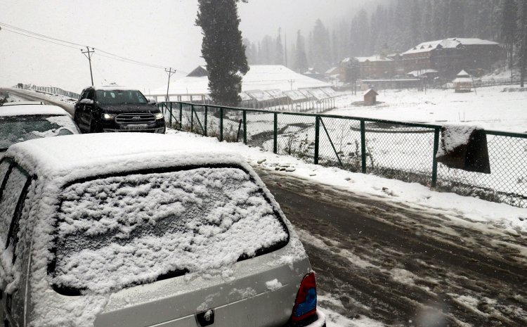 Moderate snowfall in Kashmir; Gulmarg coldest at minus 7.5 degrees Celsius