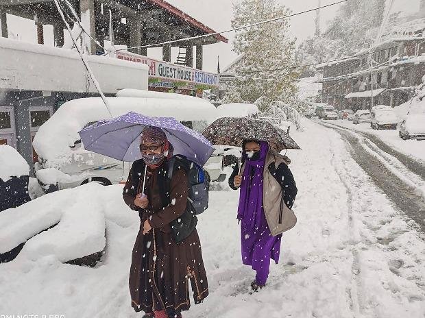 Himachal sees tourist influx due to snowfall, new year celebrations