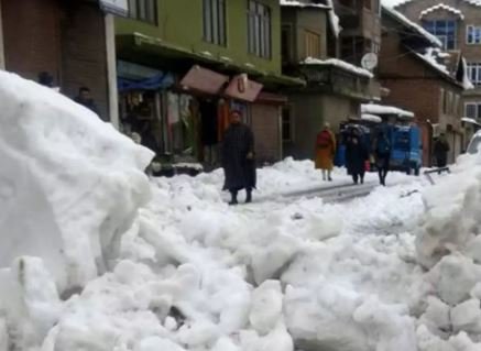 Heavy snowfall disrupts normal life in Srinagar