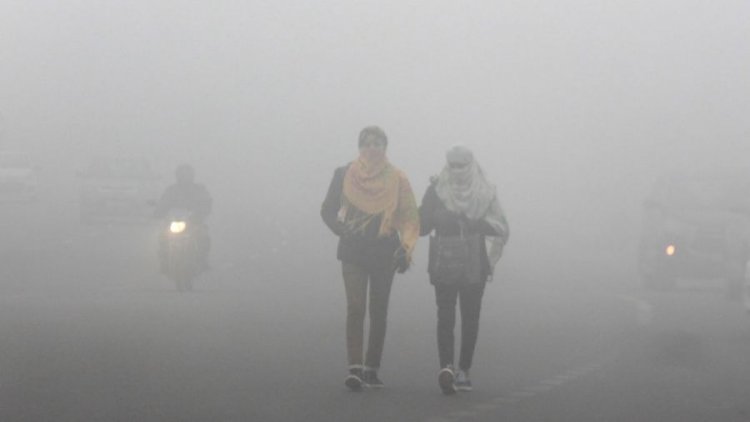 Dense fog shrouds Delhi, minimum temp rises to 8.8 degrees Celsius