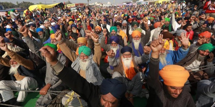 Locals raise slogans to vacate Singhu border amid farmers' agitation